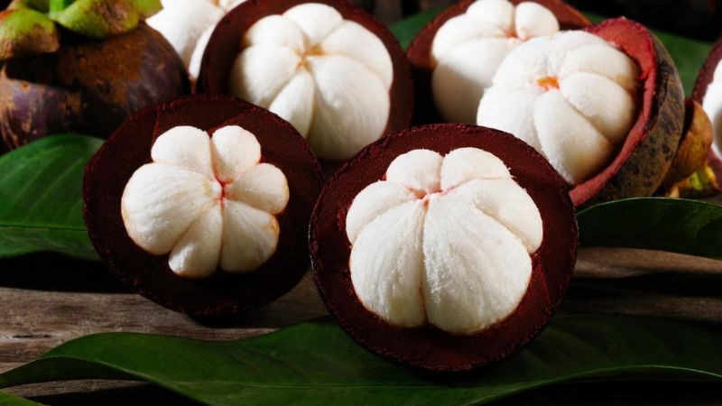 Bạn nên lựa chọn những quả măng cụt có vỏ đậm, cứng, thịt trắng