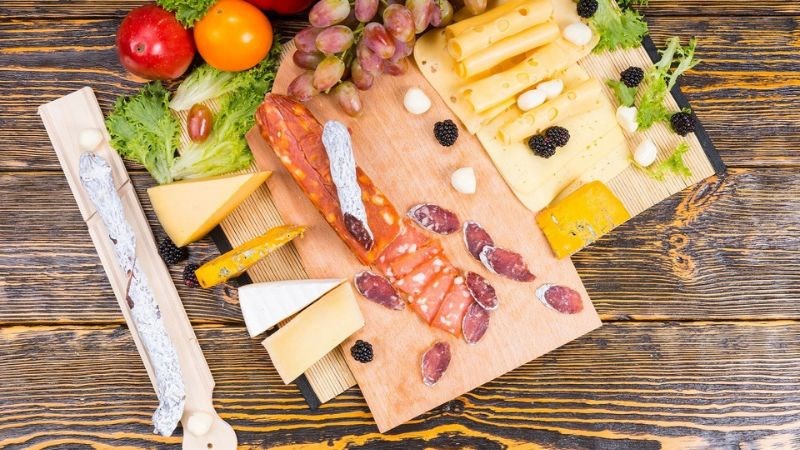 Tyramine có nhiều trong phô mai, thịt hun khói và các loại đậu