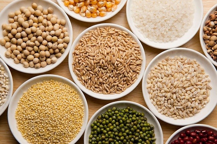 Các loại hạt, ngũ cốc sẽ cung cấp chất dinh dưỡng cần thiết cho bé
