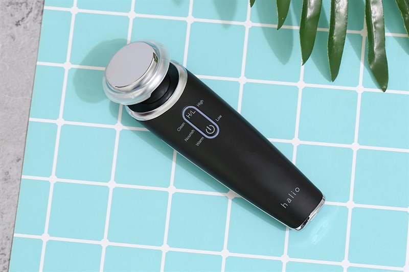 Halio Ion Cleansing & Moisturizing Black facial massager cleanses and moisturizes the skin