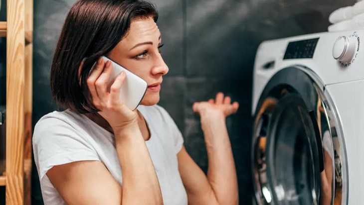 Bạn co thể liên hệ số tổng đài trung tâm bảo hành của hãng máy giặt đang dùng để được tư vấn viên hướng dẫn cách khắc phục sự cố