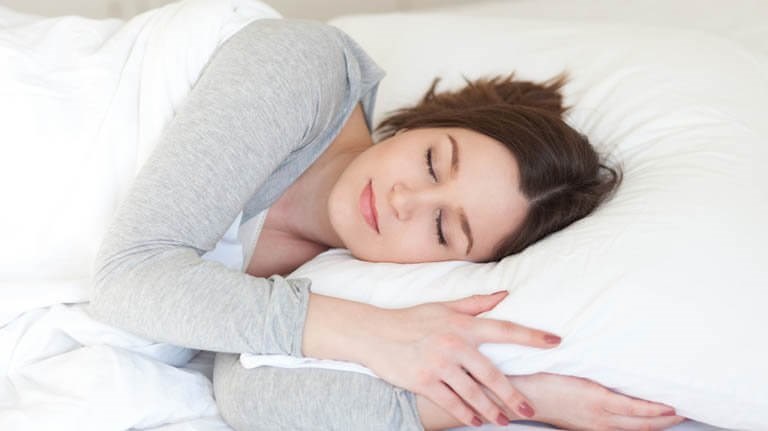 Máy massage cổ vai gáy giúp cải thiện chất lượng giấc ngủ 