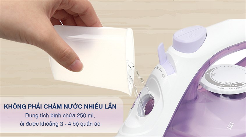 Bàn ủi hơi nước Philips DST1040/30 2000W với dung tích bình chứa 250ml ủi được 3 - 4 bộ quần áo mỗi lần châm đủ nước