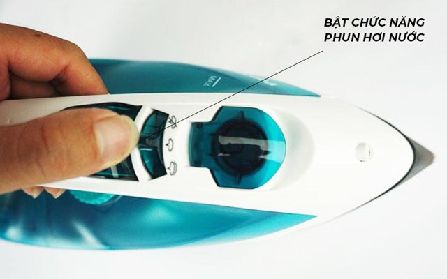 Bật chức năng phun hơi trên bàn ủi để tạo hơi khi ủi quần áo