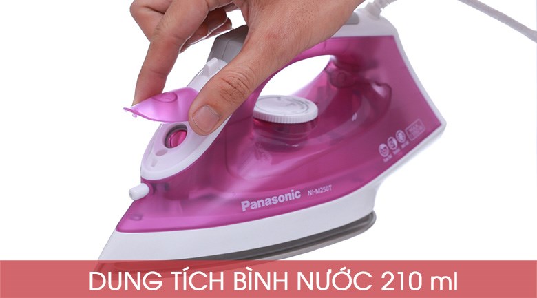 Bàn ủi hơi nước Panasonic NI-M250TPRA 1550W có công suất tối đa 1550W giúp làm nóng mặt đế nhanh, ủi thẳng quần áo mau