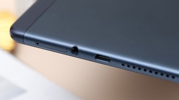 Máy tính bảng Huawei MatePad T10s trang bị jack tai nghe 3.5 mm và cổng sạc Type-C khá phổ biến, giúp người dùng dễ dàng kết nối với các thiết bị khác