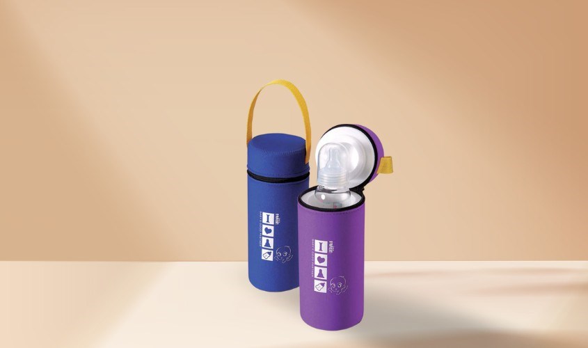 Mẹ để bình đựng nước sôi vào trong túi ủ