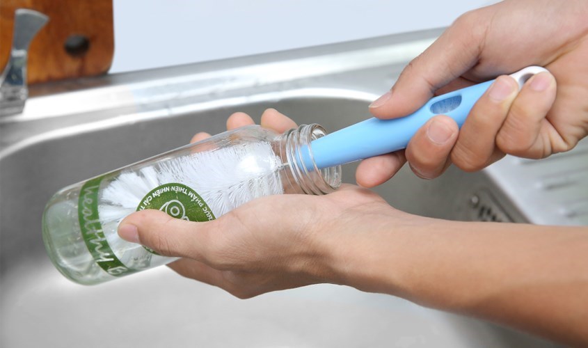 Rửa bình sữa trước khi cho vào máy tiệt trùng
