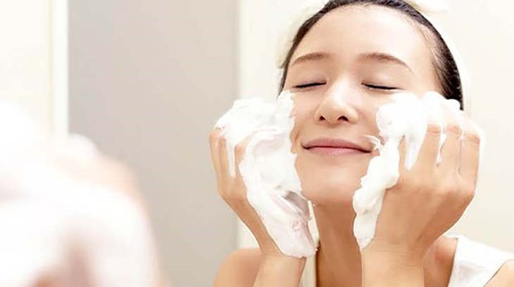 Rửa mặt trước khi sử dụng xịt khoáng dưỡng ẩm để tăng hiệu quả thẩm thấu