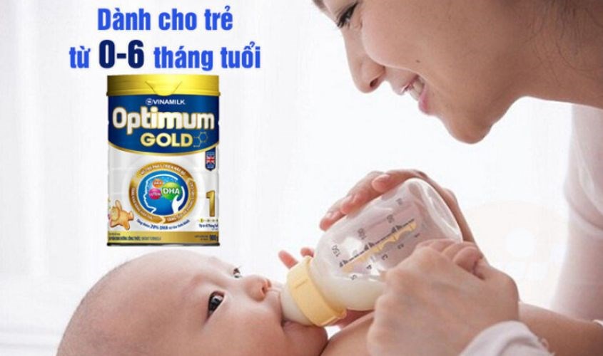 Hãy kiểm tra nhiệt độ của sữa trước khi cho bé dùng.