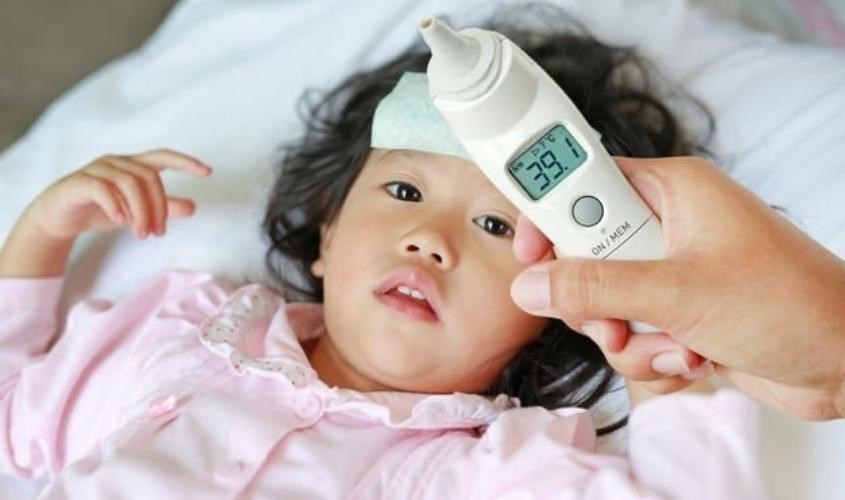 Hút mũi cho trẻ nếu trẻ sốt cao 38 - 39 độ 
