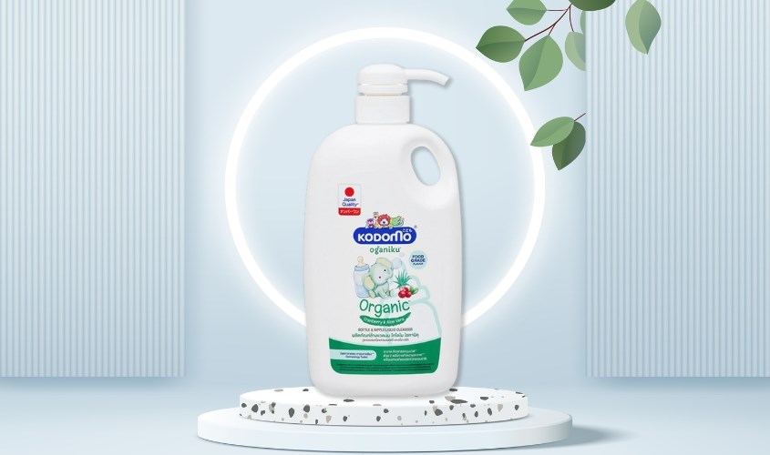 Dung dịch làm sạch đồ dùng Kodomo Organic chiết xuất lô hội và việt quất chai 650 ml hương quả mọng