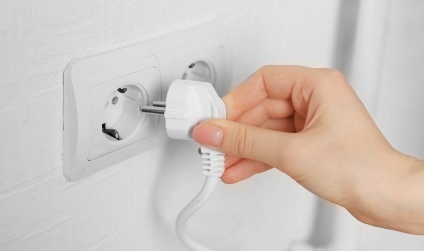 Mẹ nên kiểm tra nguồn điện trước khi hâm sữa