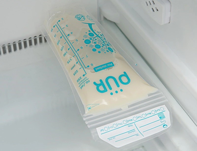 Bố mẹ không nên trữ sữa quá đầy mà chỉ đổ sữa dưới mức 200ml