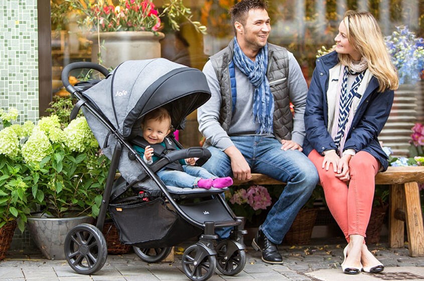 Cho bé ngồi xe đẩy đi đẩy đi dạo để khám phá thế giới xung quanh, tự tin giao lưu với mọi người hơn.