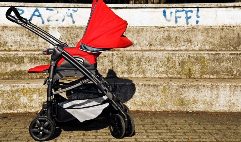 Phụ huynh có thể mua xe đẩy với nhiều tiện ích cho bé