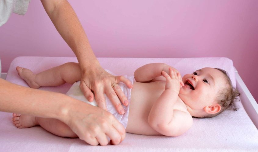 Thay tã dán, miếng lót sơ sinh cho trẻ