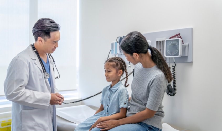 Thăm khám bác sĩ nếu tình trạng bé đi ngoài phân có màu xanh rêu không thuyên giảm sau 24 giờ