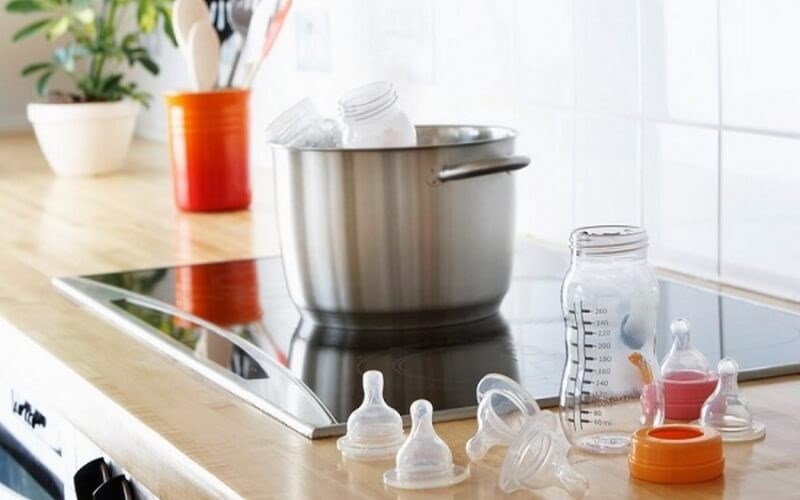 Tiệt trùng bình cho bé bằng nước sôi