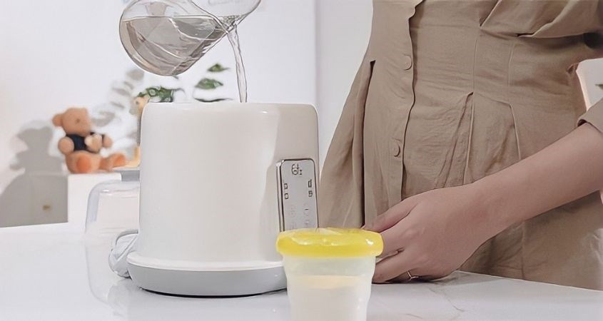 Đổ nước vào khoang của máy tiệt trùng