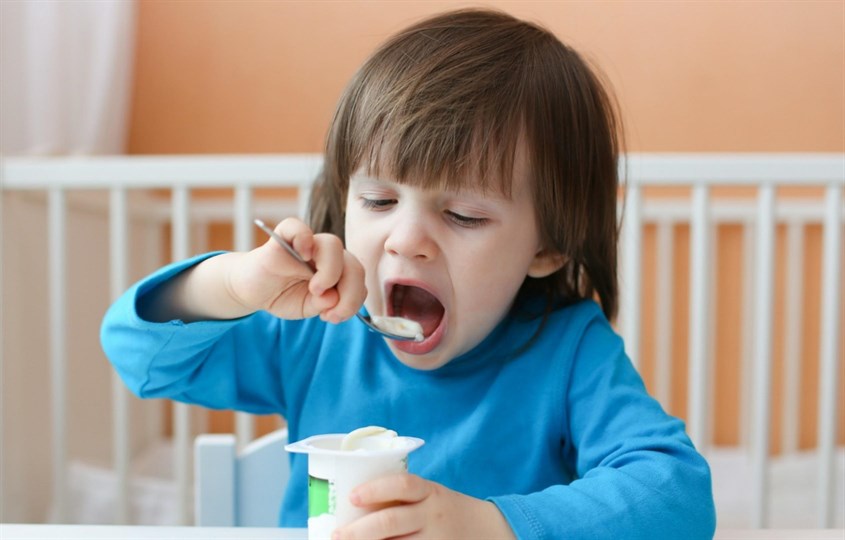 Nên cho bé ăn sữa chua sau bữa ăn chính