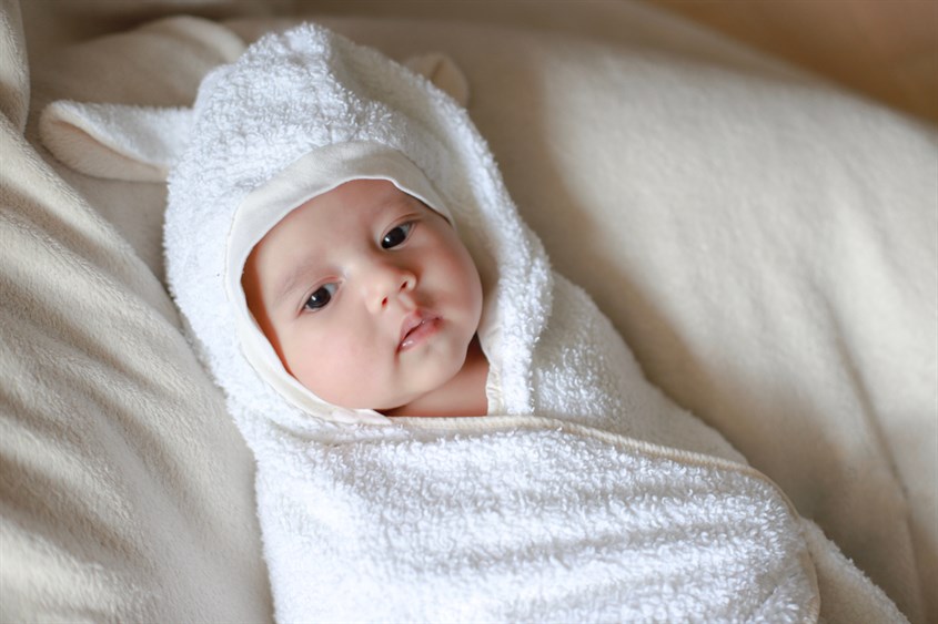 Cách quấn khăn cho bé khi tắm