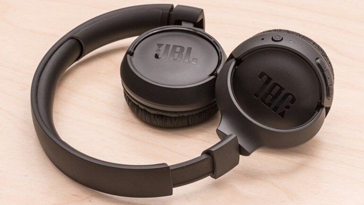  Nhấn và giữ kết hợp nút tăng/giảm âm lượng ở trên chụp tai nghe Bluetooth JBL để reset