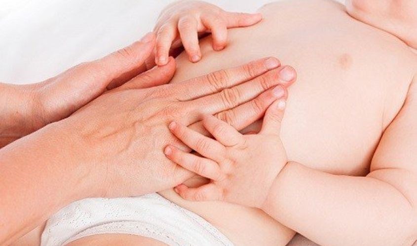 Massage nhẹ nhàng vùng bụng cho bé