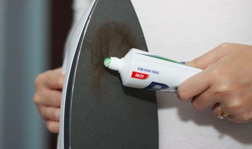 Làm sạch mặt bàn là bằng kem đánh răng