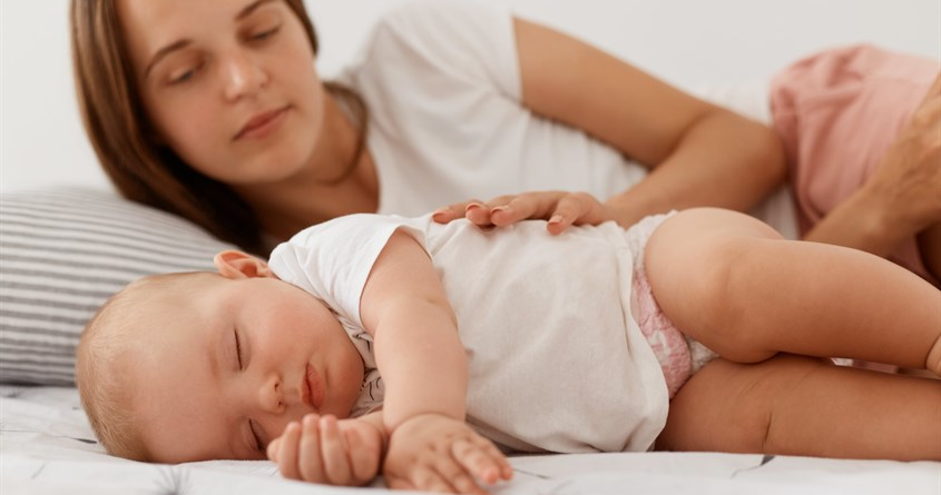 Mẹ nên đặt bé nằm nghiêng 