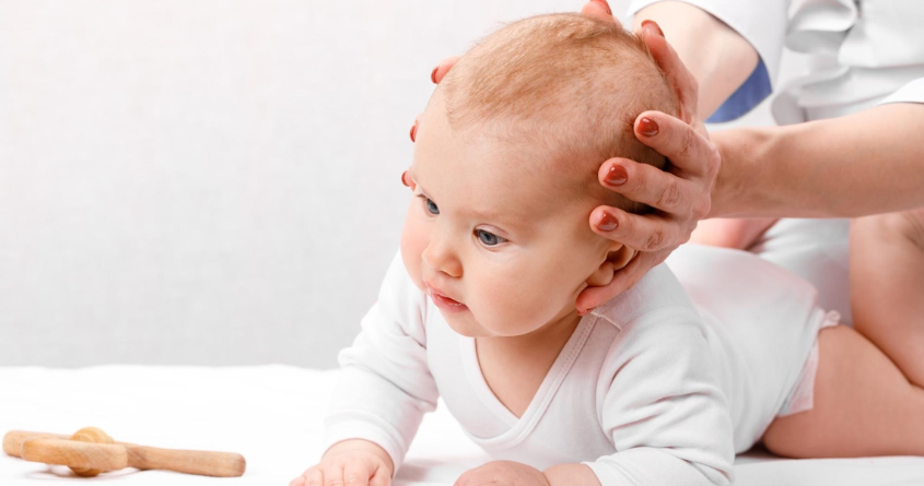 Nghiêng đầu bé nhẹ nhàng để dung dịch chảy ra ngoài