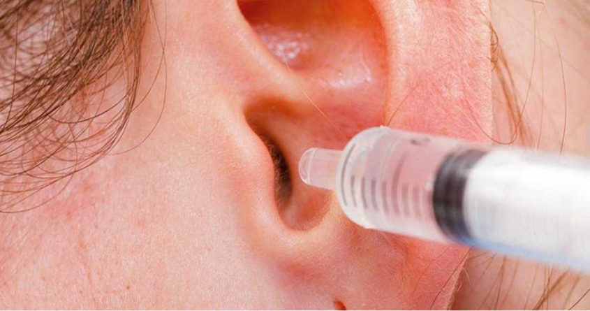 Nhỏ dung dịch vào tai bé từ từ để ráy tai bong ra