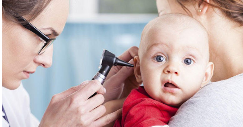 Mẹ nên đưa trẻ đi khám khi phát hiện tai bé có dấu hiệu bất thường