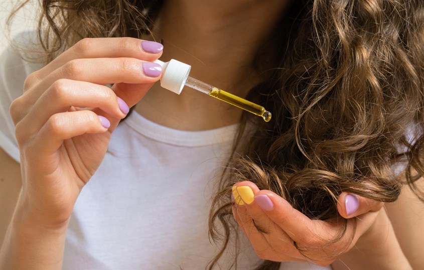 Sử dụng dầu mù u giúp tốc chắc khoẻ Sử dụng dầu mù u giúp tóc chắc khoẻ