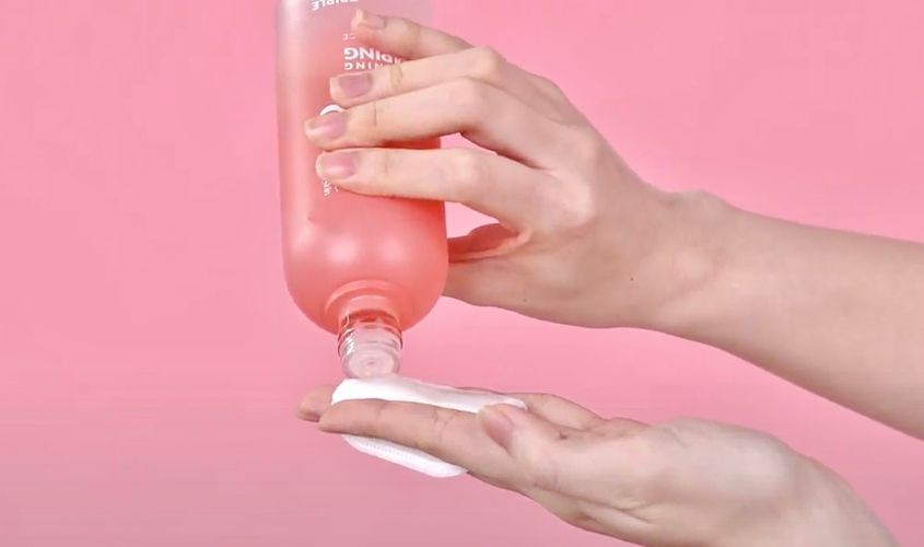 Thấm dung dịch ra bông hoặc đổ một lượng vừa đủ ra lòng bàn tay