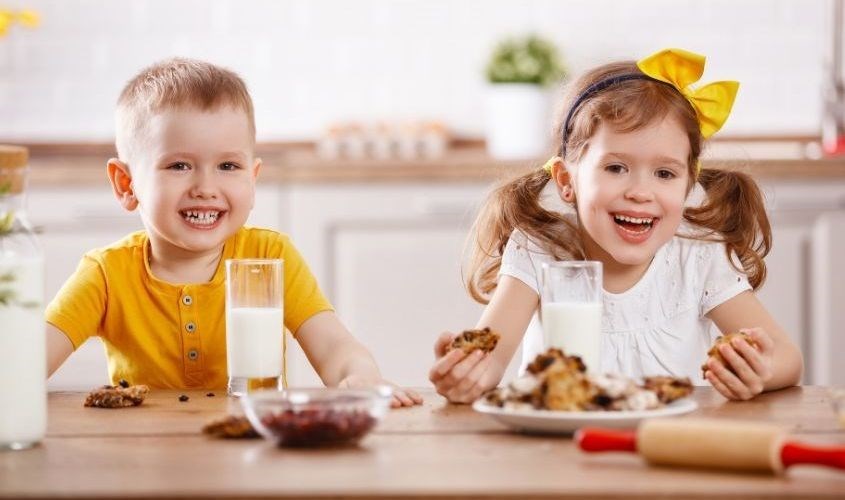 Trẻ em từ 1 tuổi trở lên có thể uống sữa tươi tiệt trùng Trẻ em từ 1 tuổi trở lên có thể uống sữa tươi tiệt trùng