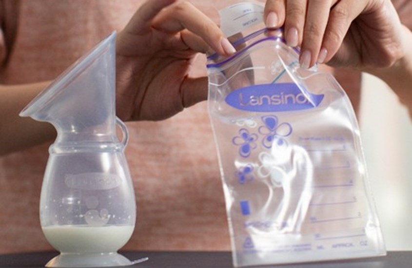 Mở miệng túi và cho sữa vào