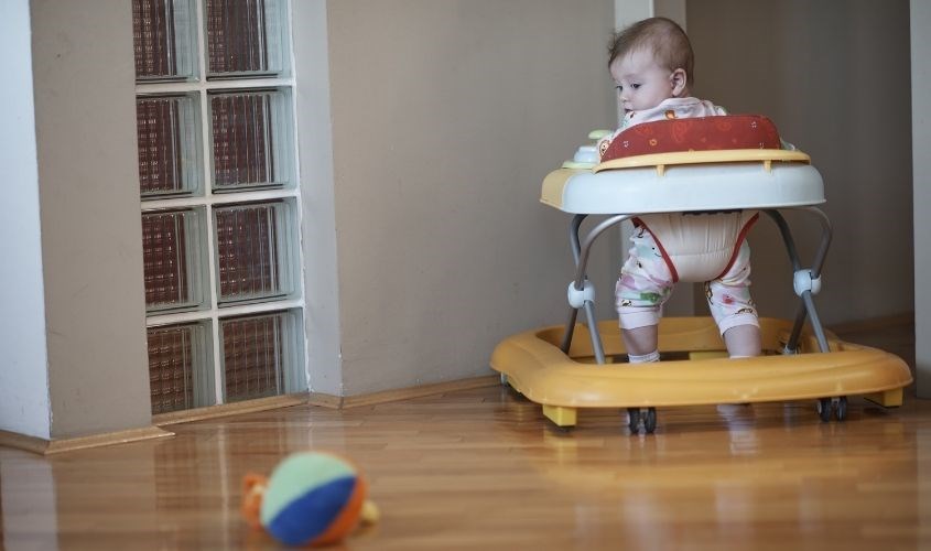 Bé dưới 6 tháng tuổi hoàn toàn có thể sử dụng xe tập đi Bé dưới 6 tháng tuổi hoàn toàn có thể sử dụng xe tập đi