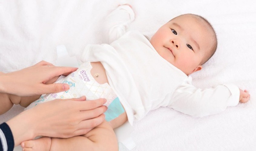 Sử dụng miếng lót sơ sinh cho bé