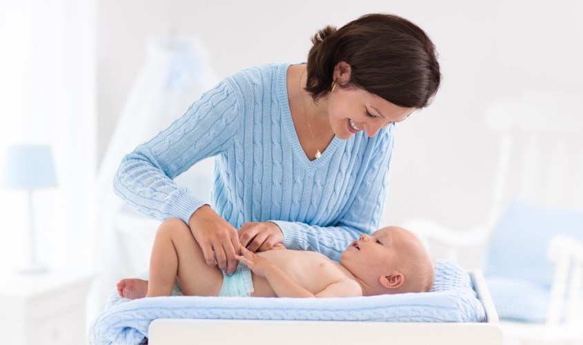 Thay miếng lót sơ sinh cho bé thường xuyên để da bé được thông thoáng