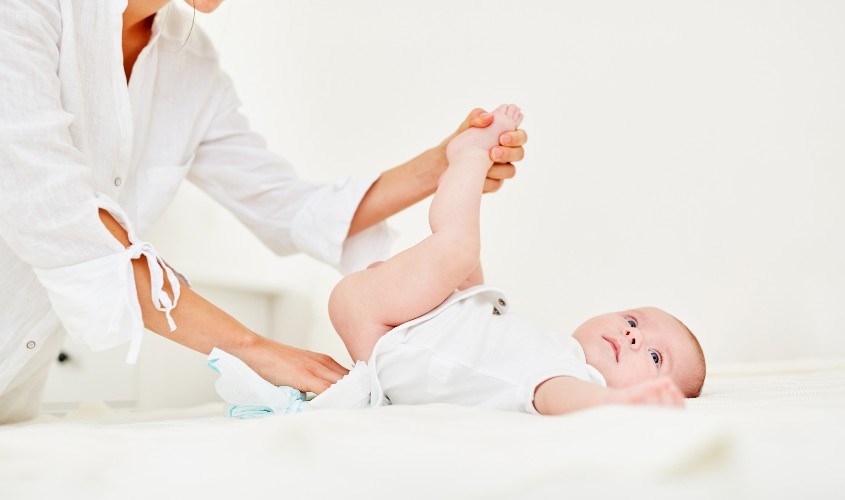 Dùng miếng lót sơ sinh cho bé dưới 3 tháng tuổi