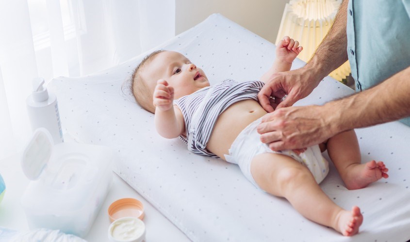 Có thể dùng kết hợp tã dán và miếng lót sơ sinh cho bé