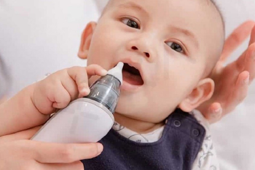 Dụng cụ hút mũi Pigeon K559 dạng bóp có nắp đậy