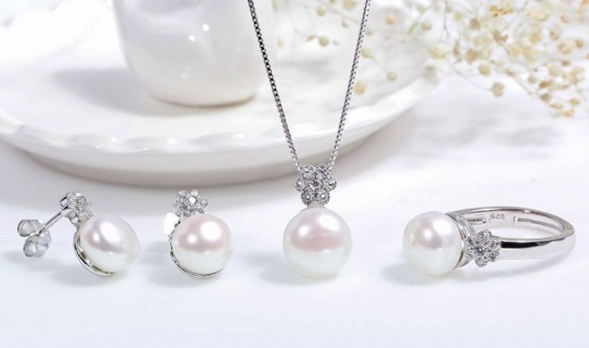 Trang sức luôn là một trong những món đồ được phái nữ yêu thích nó tôn lên vẻ đẹp sang trọng