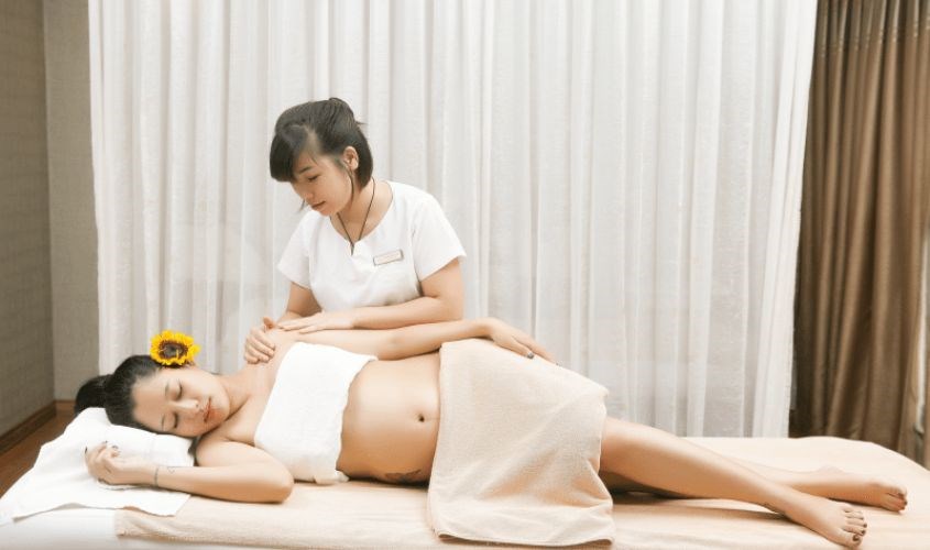 tặng cho cô ấy các Voucher dịch vụ massage mẹ bầu, giúp cô ấy tự tin hơn