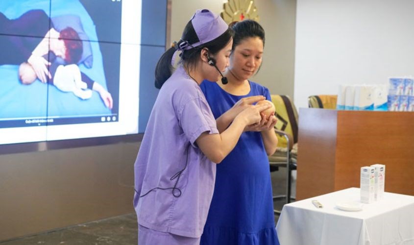 Tặng những khóa về thai sản cho cả bố và mẹ họ sẽ có được một lượng kiến thức bổ ích