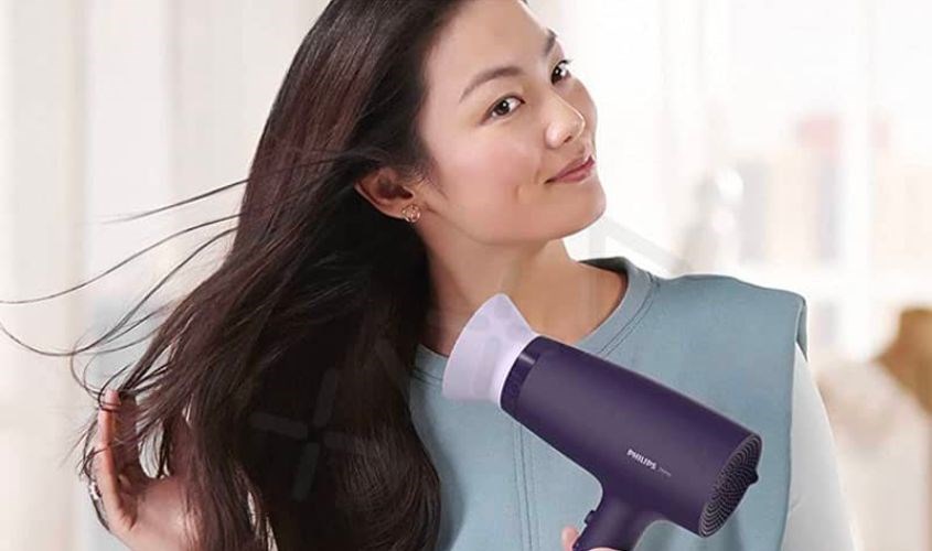 Sau khi tắm nên sấy khô tóc để tránh cảm lạnh