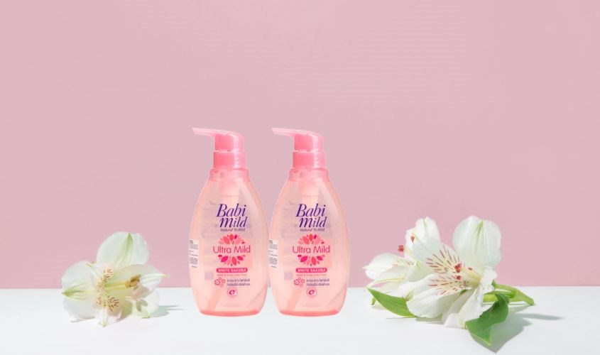 Sữa tắm & gội 2in1 cho bé Babi Mild White Sakura chiết xuất lá anh đào 850 ml ( mọi độ tuổi ))