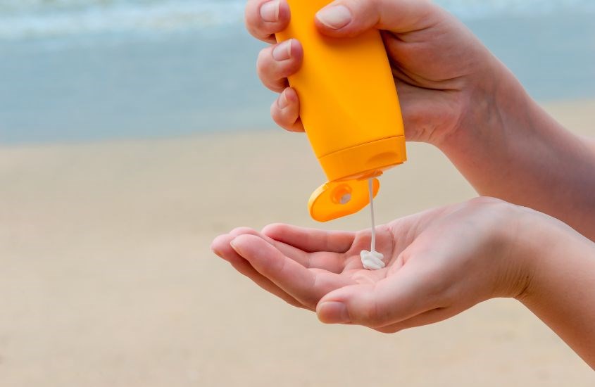 Bôi lại kem chống nắng sau 2 - 3 tiếng