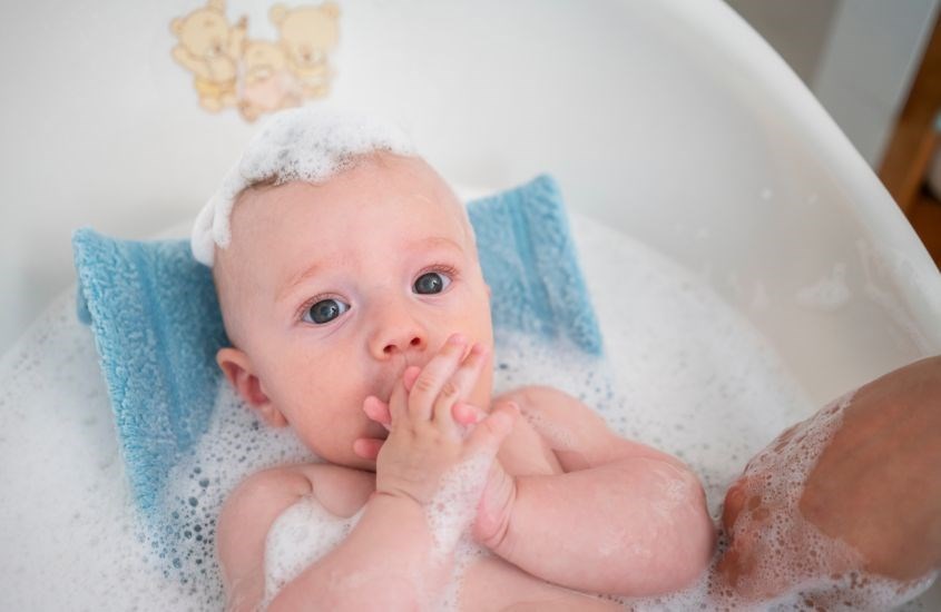 Lưới đỡ tắm bé giúp tránh khả năng tuột tay khi tắm cho bé